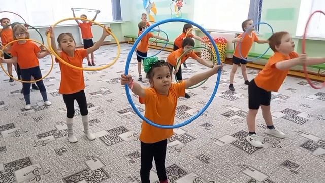 Утренняя гимнастика с обручем в старшей группе)