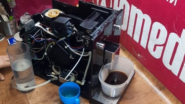 Протекает кофемашина Melitta Caffeo Bistro | Вода течёт на стол | Замена дренажного клапана