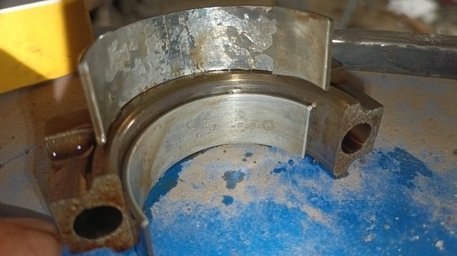 Проверка целостности вкладышей шатуна.