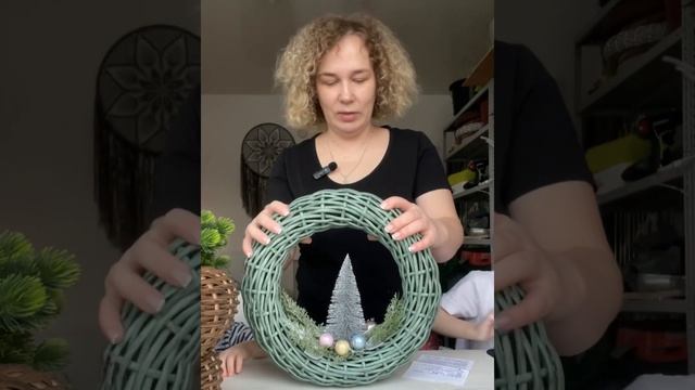 Венок из ротанга.