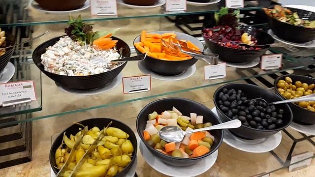 Обзор главного ресторана отеля Ramada Beach Hotel Ajman By Wyndham