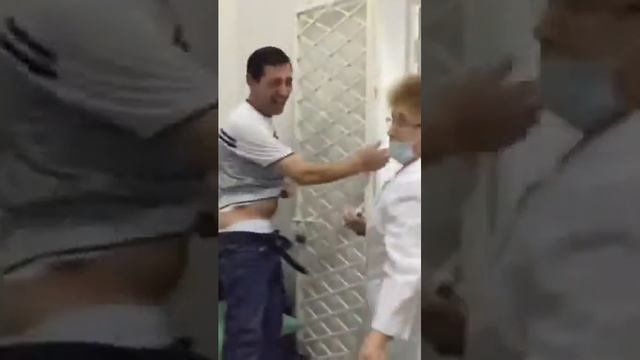 мужик боится укола))))