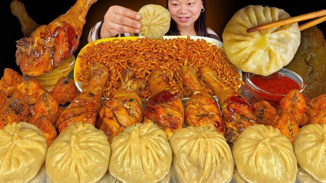 🔥Китайская девушка ест острую пищу - мукбанг, Mukbang 🔥лапша со свининой, куриные ножки, хинкали