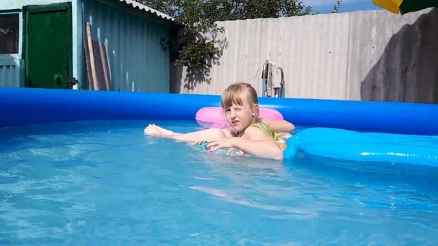 Купание в бассейне