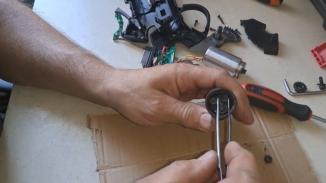 Аккумуляторный секатор как разобрать?