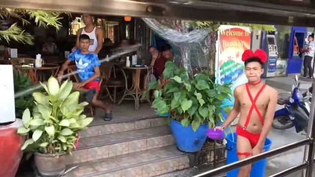 Мальчик в женском белье. Водные процедуры