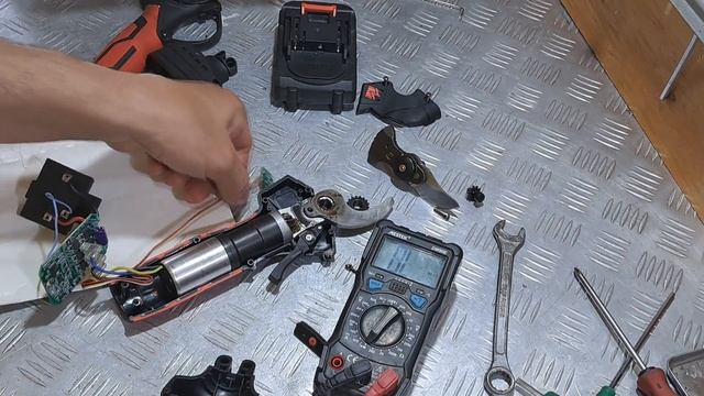 Аккумуляторный секатор Krafftec 21В неадекватно работает.