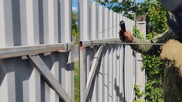 Простой засов для ворот. #ворота #запоры #защелка