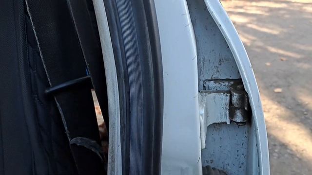 Порвалась уплотнительная резинка на двери Лада Грант?