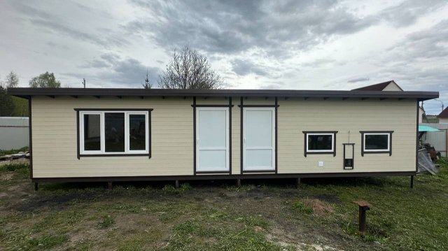 Курятник на 100 кур с отделение для хранения кормов и большим хозблоком.