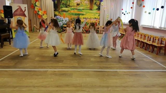 Младшая группа. Танец с лентами.