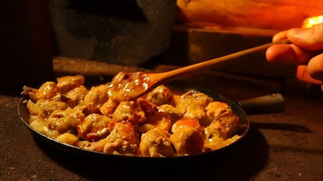 ЗАНОЧЕВАЛ в СТАРОЙ МЫШИНОЙ ИЗБЕ с РЫЖИМ ЗВЕРЕМ | НАХОДКА в ЛЕСУ - ТАЙГА ШУМИТ