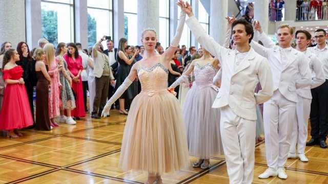 Выпускники из разных регионов страны собрались на Всероссийском балу в Кремле