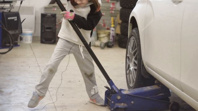 как легко поменять колесо на Lada vesta