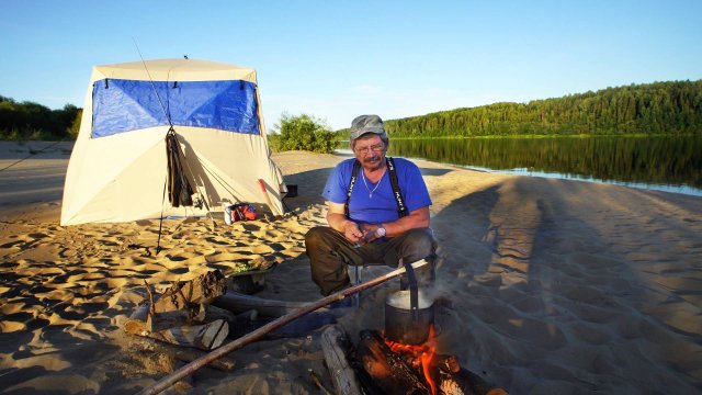 БАТЯ СПАС РЫБАЛКУ. ПЛЯЖ, ПАЛАТКА, КОСТЁР. ОТМЕЧАЕМ ДЕНЬ РЫБАКА. 2 ДНЯ НА РЕКЕ