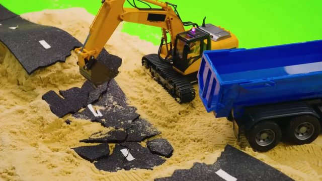 Экскаватор и каток ремонтирую дорогу вместе