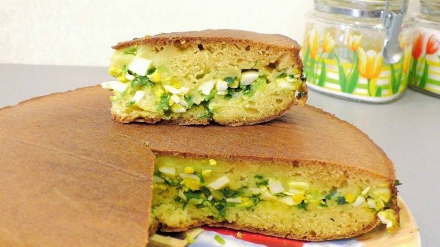 Заливной пирог на кефире с яйцом и зеленым луком . Быстро и вкусно!
