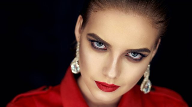 «Собрал Бог своих дочерей и у каждой спросил»-читает Екатерина Слабинская (автор Вячеслав Шитиков).