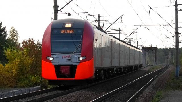 ЭС2Г-004 "Ласточка" сообщением Нижний Тагил — Екатеринбург-Пасс. пролетает о.п. Шайтанка