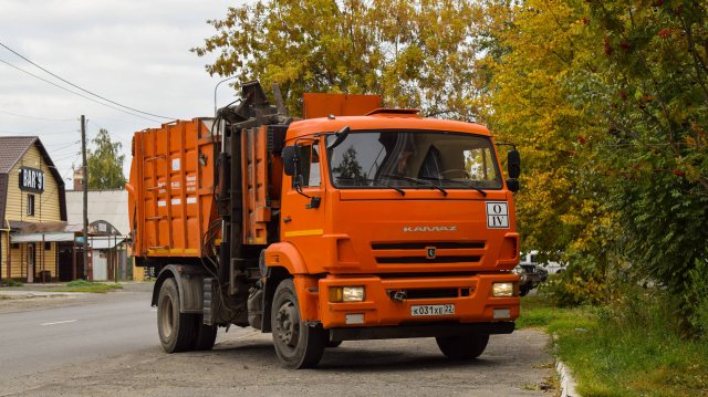 Мусоровоз МКМ-4503 (МК-4451-02) на шасси КамАЗ-43253-R4 (К 031 ХЕ 22). / KAMAZ garbage truck.