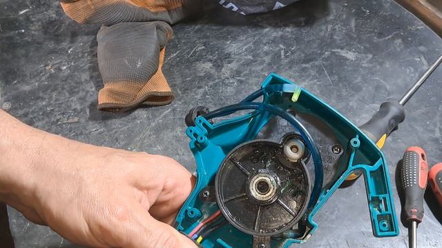 Аккумуляторная мини пила после включения отключается