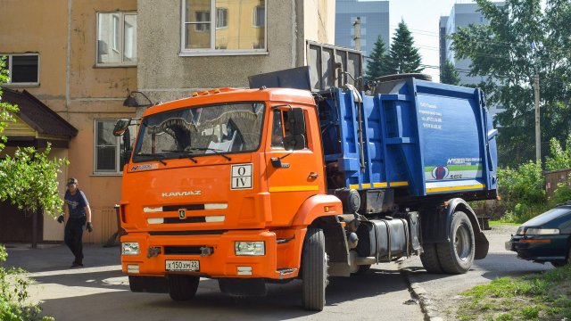 Мусоровоз МК-4552-02 на шасси КамАЗ-43253-G5 (Х 150 ХМ 22) / KAMAZ garbage truck.
