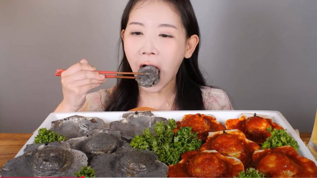 🔥🍲 Мукбанг и Mukbang :🖤❤️ ГРЕБЕШКИ ПО-КОРЕЙСКИ Чернильный крем из кальмара и острый соус Хэджун