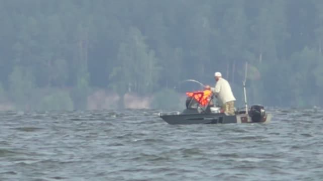 Ловля леща на фидер в конце лета. Трудовая рыбалка на леща