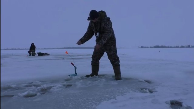 Ловим щук на жерлицы рядом с промоиной!! Да еще и провалились под лед!!!