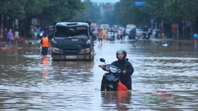 В ловушке воды: подробности о застрявших на мосту во Вьетнаме туристах