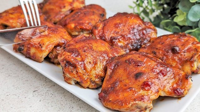 Рецепт узнала в ресторане! Куриные бедра с картошкой в обалденном соусе!