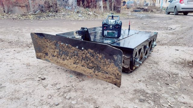 Снегоуборщик УМКА гусеничный робот с отвалом