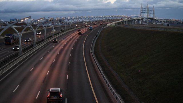 Подростки в Петербурге стали выбегать на оживленные трассы ради развлечения
