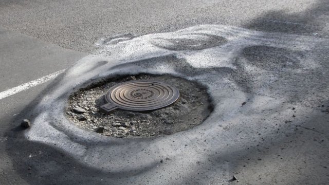 Прилетел в лобовое стекло: чугунный люк едва не убил женщину и ее детей