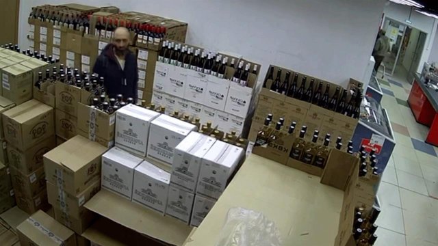Тихо вынес и ушел: москвич открыто украл из магазина коробку коньяка