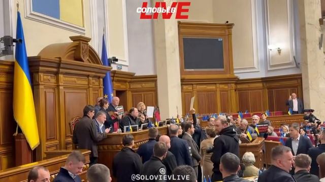 Партия Порошенко снова блокирует работу Рады, требуя отставки правительства