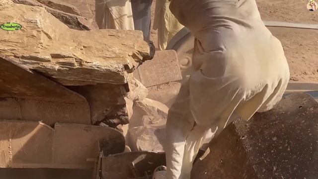 Строительство, дробление щебёнки