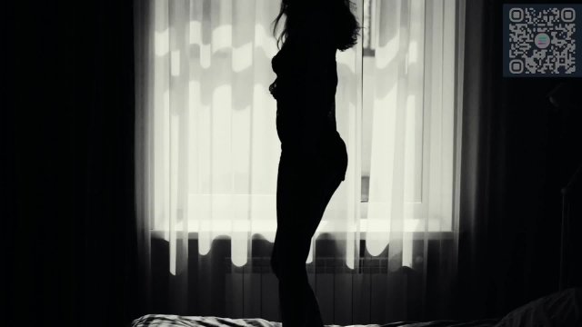 Девушка на кровати .