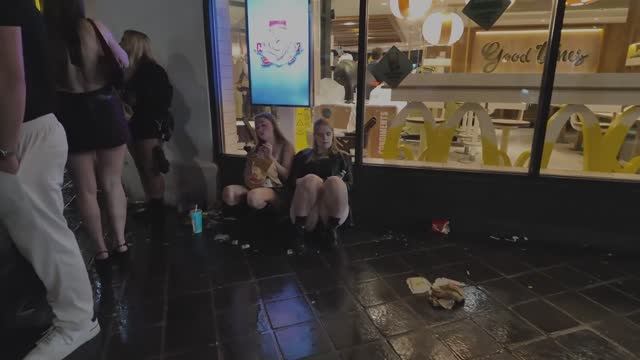 ЛИВЕРПУЛЬ НОЧНАЯ ЖИЗНЬ Английские девушки после наступления темноты _ Что носят девушки в Ливерпульс