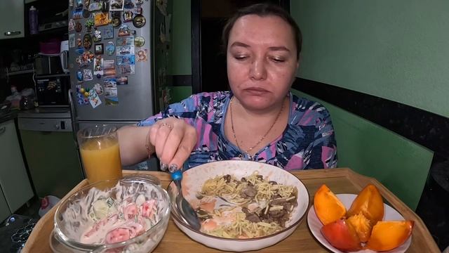 Печень куриная с вермишелью, салатик и хурма на десерт #еда#вкусно#домашняя еда.