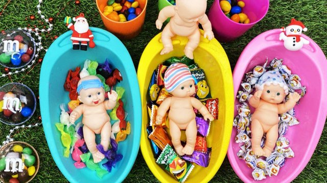 Мультики для девочек про куколки и конфетки в разноцветных ванночках. Мультики для детей