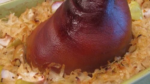 Свиная рулька с кислой капустой и яблоками