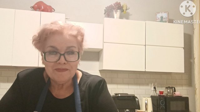 И кашу СВАРИЛА..вкусную.🫕.И гриль ПЫТАЛАСЬ помыть!🧼 Ну и села песни петь.🎤