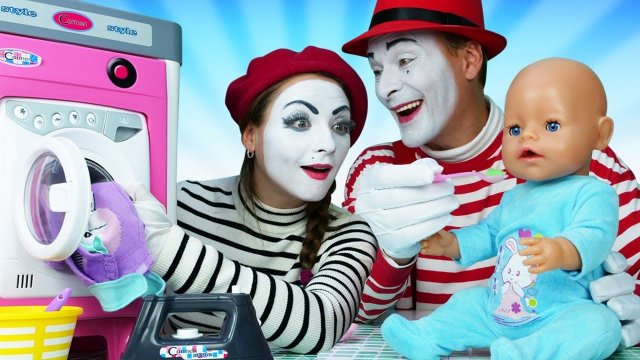 Игры с БЕБИ БОН - стираем вещи малышки. Весёлые игры дочки матери Как Мама для девочек с Baby Born