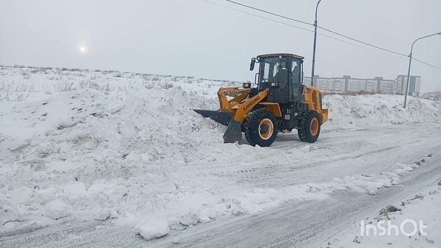 Погрузчик чистит СНЕГ!