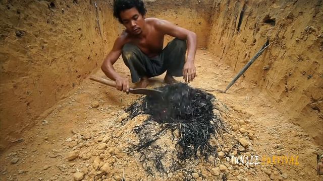 видео как два парня строят дом в лесу