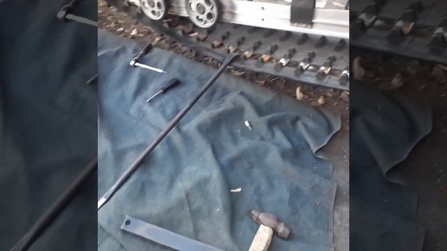 Подготовка к сезону. Снегоход Ямаха Викинг 540.3. Замена склиз, натяжка гусеницы.