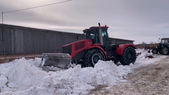Будни тракториста в колхозе. Бульдозер ДТ 75 и Кировец К-739Ст на уборке снега.
