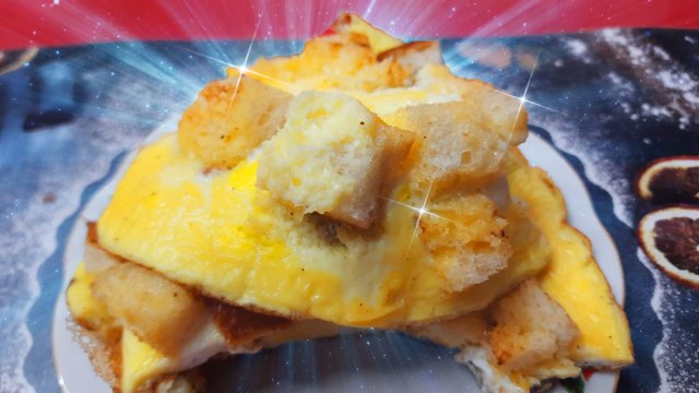 Омлет «Полянка» с хлебом.