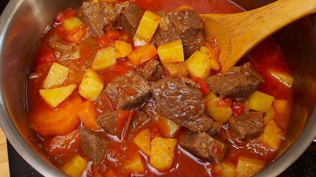 Самый вкусный рецепт тушеной говядины. Популярный рецепт венгерского гуляша. Простой рецепт.